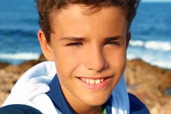 Hezký dospívající chlapec closeup portrét úsměvem beach — Stock fotografie