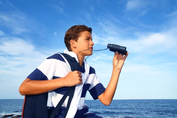 Menino adolescente binóculos explorador na praia azul — Fotografia de Stock
