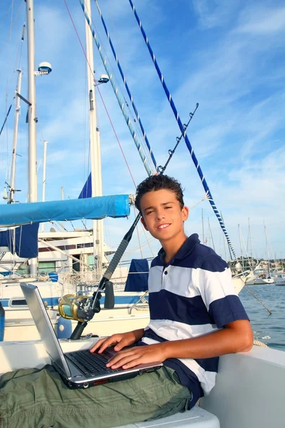 Fiú tinédzser ülés csónak kikötő laptop számítógép — Stock Fotó
