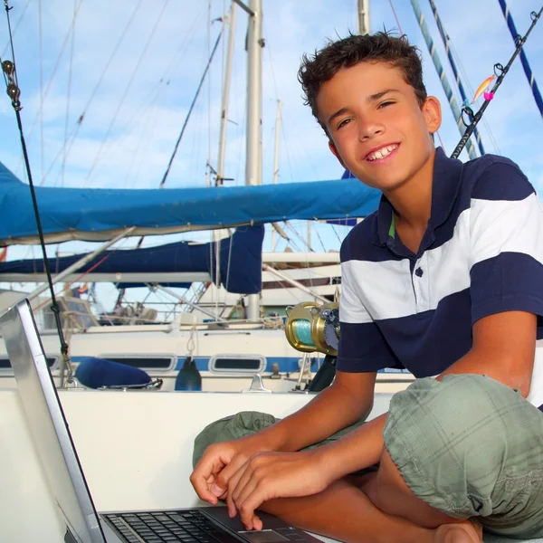 Jongen tiener zetel op boot jachthaven laptopcomputer — Stockfoto