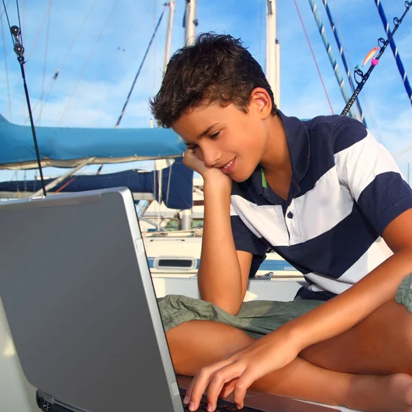 Garçon adolescent siège sur bateau marina ordinateur portable — Photo