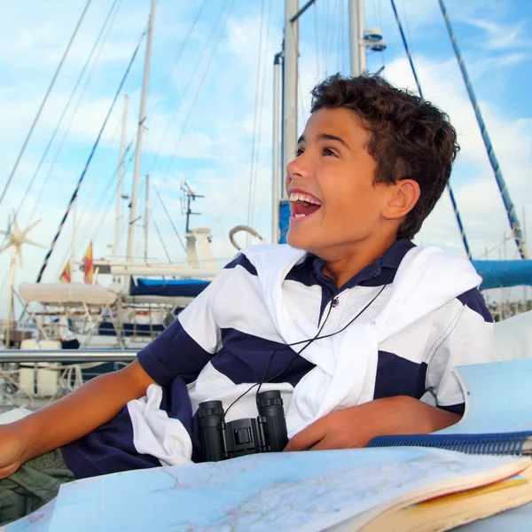 Menino adolescente marinheiro que coloca no mapa gráfico de barco marina — Fotografia de Stock