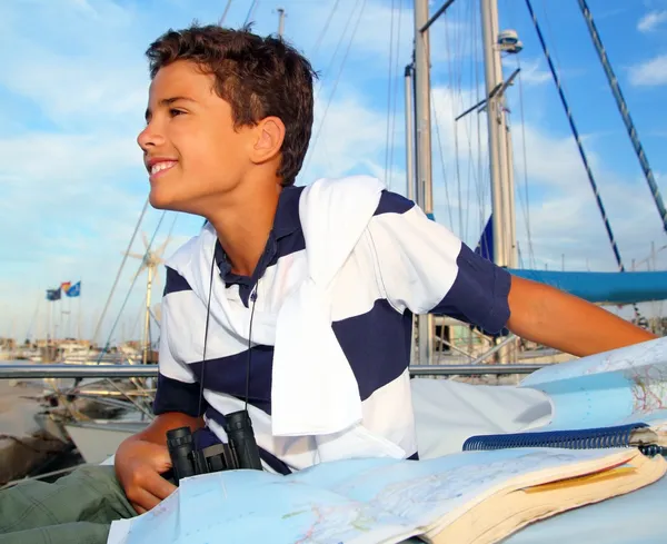 Menino adolescente marinheiro no mapa gráfico de barco marina — Fotografia de Stock