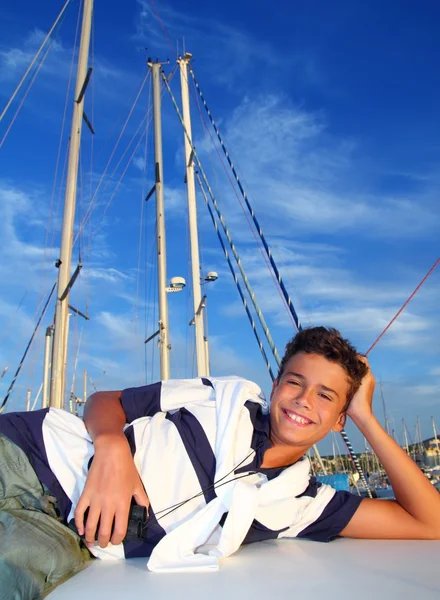 Chlapec teenager dovolená, kterým se usmívající se lodi marina — Stock fotografie