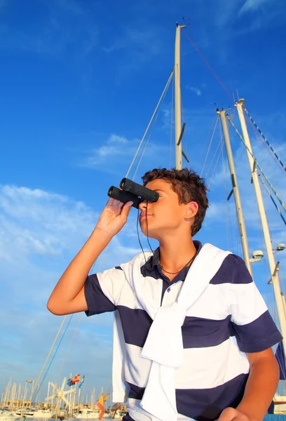 Бинокль мальчик-подросток на пристани для яхт — стоковое фото
