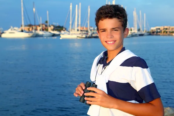 Binóculos adolescente menino no barco marina — Fotografia de Stock