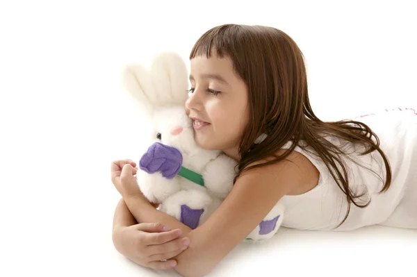 Brünette kleine Mädchen spielen weißen Teddybär — Stockfoto