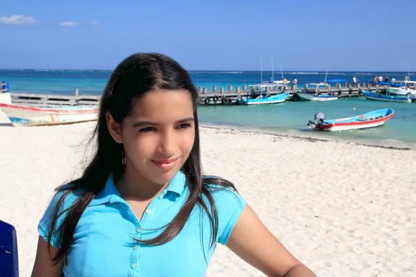 Latijns teen toeristische meisje in Caribisch strand mexico — Stockfoto