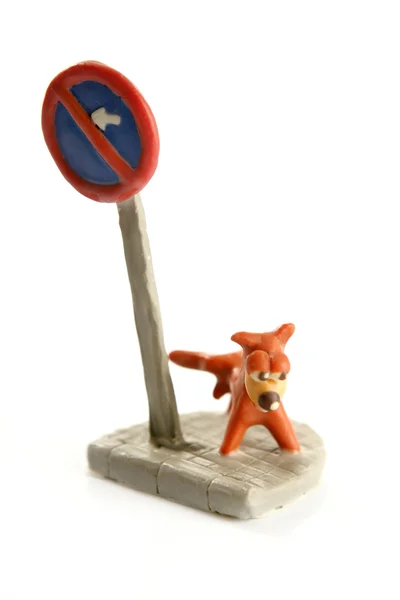 Plasticine handmade dog, pee on signal pole — Stock Photo, Image