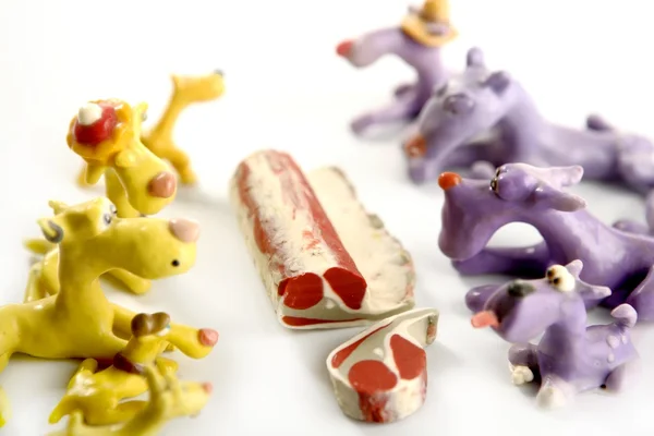 Cani di plastilina affamati fatti a mano, carne da mangiare — Foto Stock