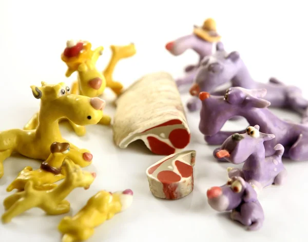Cães de plasticina famintos artesanais, carne para comer — Fotografia de Stock