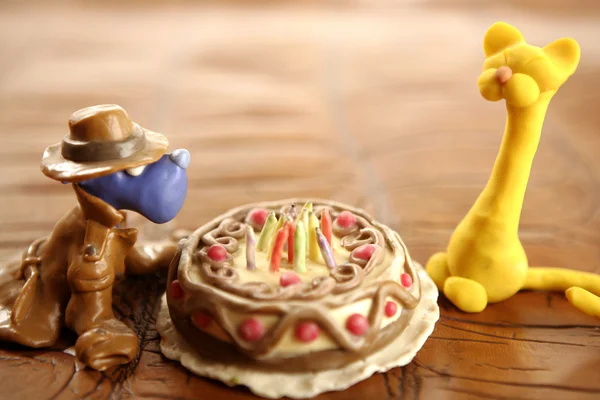 Игрушечный пластилин с днем рождения торт над белым — стоковое фото