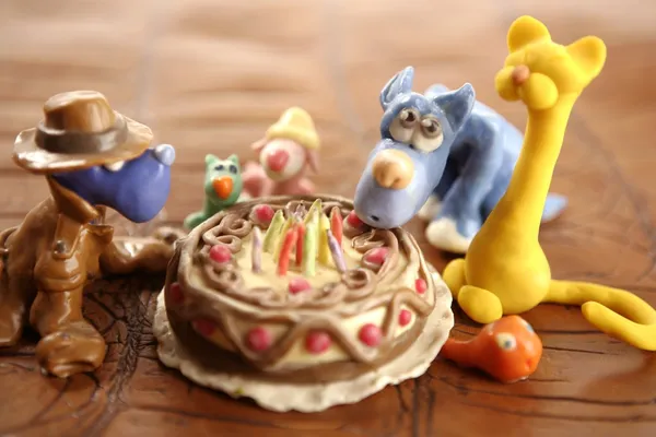 Leksak Plastilina födelsedagen kaka över vita — Stockfoto