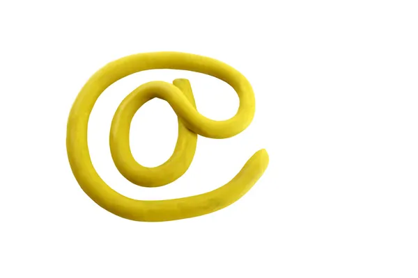 黄色橡皮泥 arroba 电子邮件标志，孤立白 — 图库照片