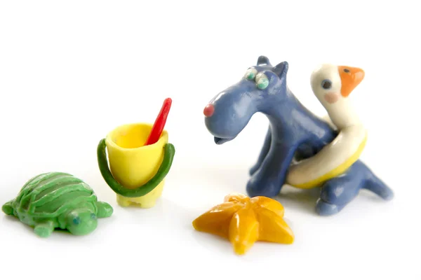 Комплект пляжных игрушек с собакой, пластилин ручной работы — стоковое фото