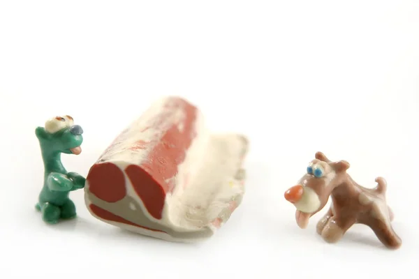 Cani di plastilina affamati fatti a mano, carne da mangiare — Foto Stock