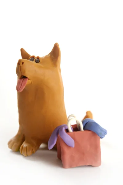 Пластиковая собака ходит по магазинам с сумкой — стоковое фото