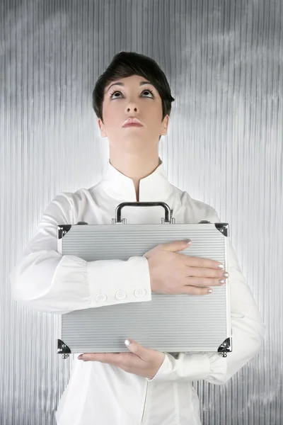 Mujer andrógina sosteniendo maletín de plata —  Fotos de Stock