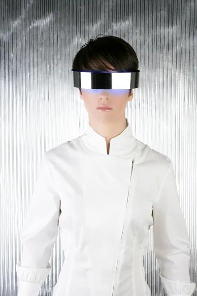 Silberne moderne futuristische Stahlbrille Frau — Stockfoto