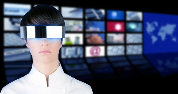 Silver futuristiska glasögon kvinna stående tv nyheter bio — Stockfoto