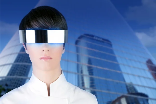 Srebrny futurystyczne okulary kobieta lustro budynków — Zdjęcie stockowe