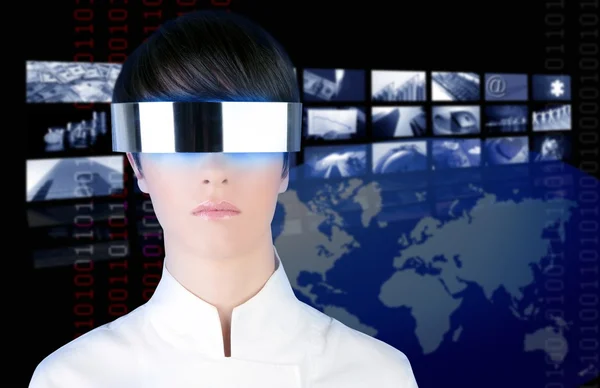 Silver futuristiska glasögon kvinna stående tv nyheter bio — Stockfoto