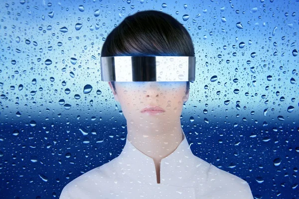 Plata gafas futuristas mujer detrás de vidrio dropsoing —  Fotos de Stock