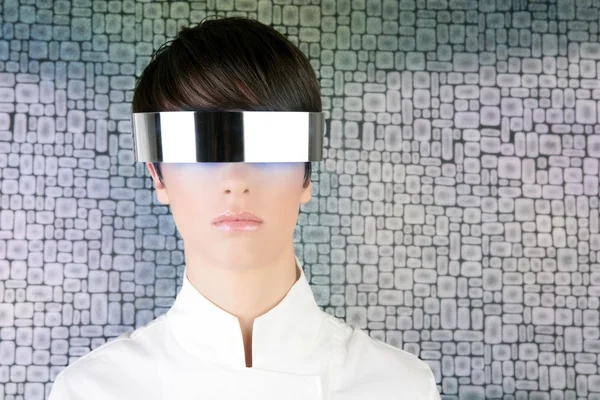 Stříbrná futuristické brýle moderní žena portrét — Stock fotografie
