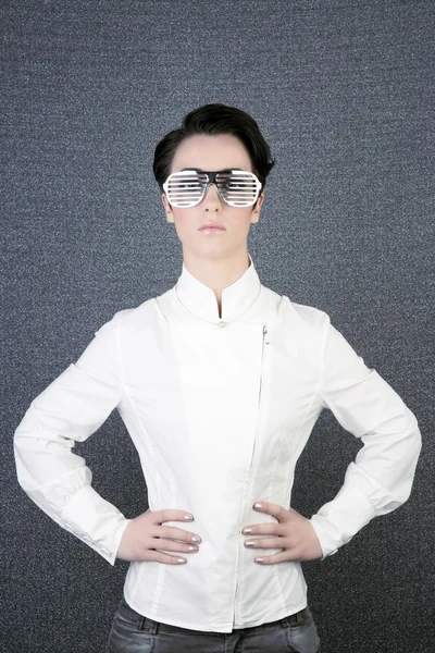 Futuristische moderne zakenvrouw stalen bril — Stockfoto