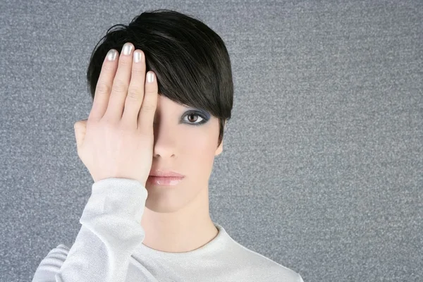 Moderne mode vrouw portret hand verbergen oog — Stockfoto