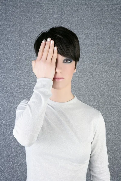 Modern mode kvinna stående hand dölja öga — Stockfoto