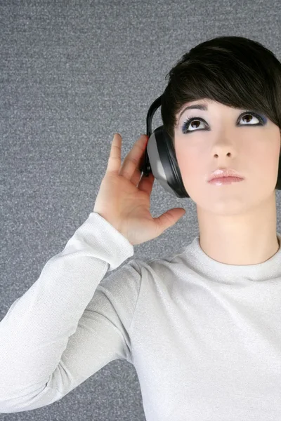 Futurista mulher moda ouvir fones de ouvido música — Fotografia de Stock