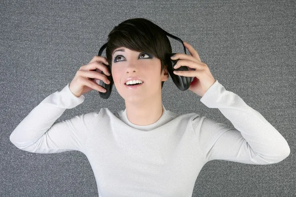 Φουτουριστικό μόδας γυναίκα ακρόαση μουσικής ακουστικά — Φωτογραφία Αρχείου