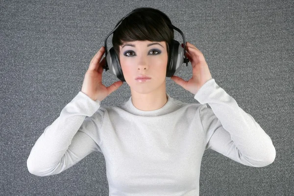 Futuristische mode vrouw horen muziek hoofdtelefoon — Stockfoto