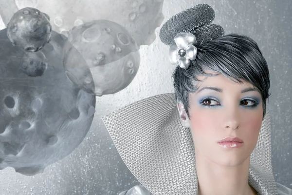 Fahion maquillaje peinado mujer futurista plata —  Fotos de Stock