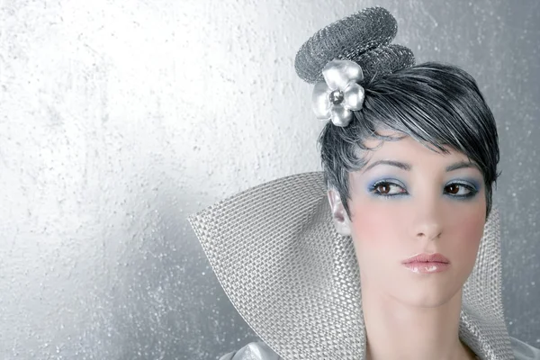 Fahion maquillaje peinado mujer futurista plata —  Fotos de Stock