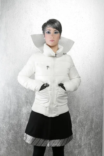 Moda futurista mulher de inverno sobre prata — Fotografia de Stock