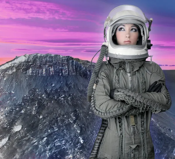 Astronaut rymdskepp flygplan hjälm mode kvinna — Stockfoto