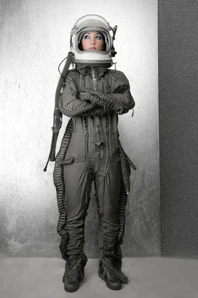 Astronaut módní stojí žena helmu skafandru — Stock fotografie