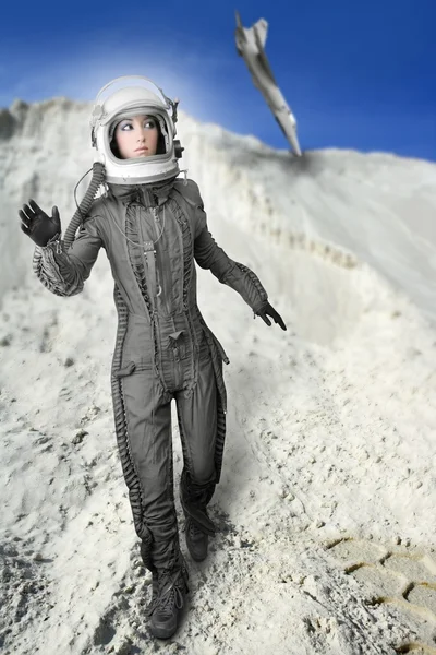 Astronauta moda stand mulher capacete terno espaço — Fotografia de Stock