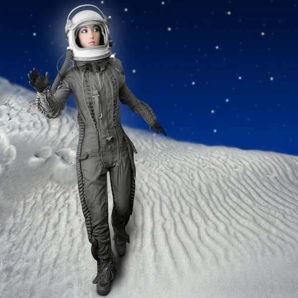 Astronaut žena futuristické měsíc prostoru planety — Stock fotografie