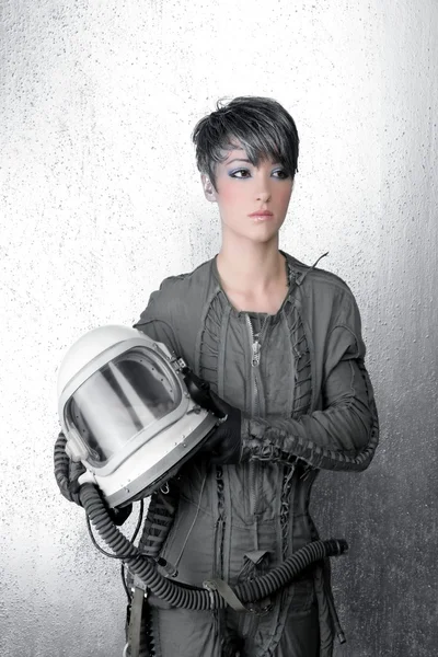 Moda mujer plateada astronauta astronauta nave espacial casco — Foto de Stock