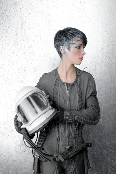 Moda kobieta srebrny kosmicznym astronauta hełm — Zdjęcie stockowe
