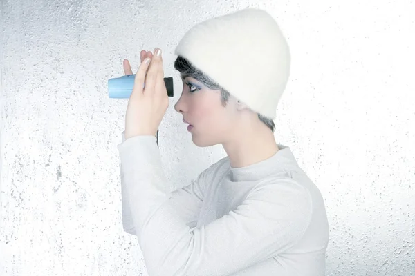Moda moderna futurista mujer binocular azul —  Fotos de Stock