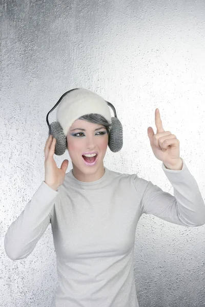 Φουτουριστικό μόδας γυναίκα ακρόαση μουσικής ακουστικά — Φωτογραφία Αρχείου