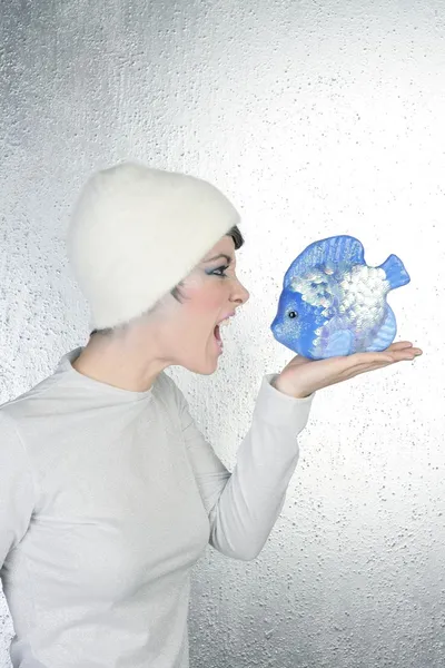 Angry futuristic fashion woman shout to blue fish — Stock Photo, Image