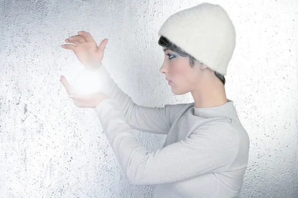 Futuristische Wahrsagerin Frau beleuchtet Glaskugel Zukunft — Stockfoto