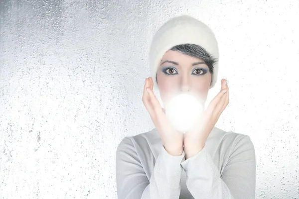Futurista adivino mujer luz vidrio esfera futuro —  Fotos de Stock