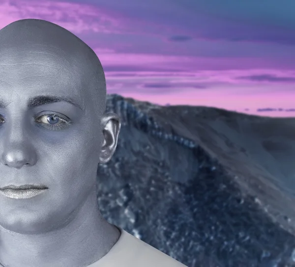 Främmande man futuristisk silver hud utomjordisk utrymme — Stockfoto