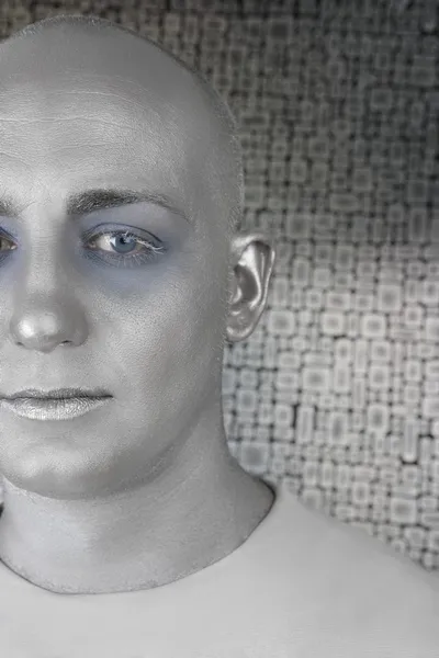 Buitenaardse man futuristische zilveren huid buitenaardse ruimte — Stockfoto